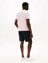 Remera Tommy Hilfiger de algodón color rosa claro, con cuello redondo y logo bordado en el pecho.