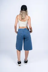 Top negro tipo corset con breteles finos y cierre frontal de ganchos.