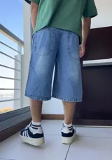 Bermuda de jean celeste, corte ancho y largo a la rodilla.