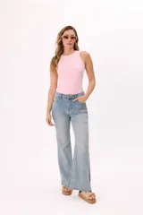 Pantalón jean wide leg celeste con lavado suave y tiro medio.