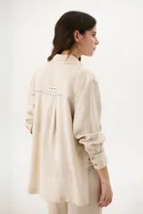 Sobrecamisa azul de lino con cuello camisero, manga larga y cierre frontal con botones.