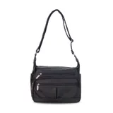 Bandolera de cuero sintético color negro, con diseño de múltiples compartimentos frontales con cierre, bolsillo trasero y correa larga regulable.