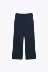 Pantalón de vestir azul marino de tiro alto con pernera recta y pinzas marcadas en el frente. Presenta un borde superior blanco contrastante que simula una doble cintura.