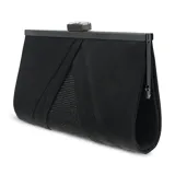 Cartera de mano tipo sobre, color negro, con diseño estructurado que combina tela satinada y panel central con apliques brillantes. Cuenta con cierre superior metálico con detalle de piedra decorativa y herrajes oscuros.