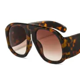 Lentes de sol con armazón de acetato en estampado carey y diseño de puente alto. Cuentan con cristales degradados en tono marrón y protección UV400.