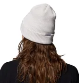 Gorro tipo beanie de tejido acanalado en color blanco hueso, con borde doblado y parche frontal de la marca Columbia Sportswear.