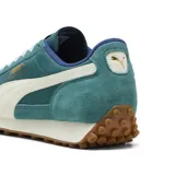 Championes urbanos Puma modelo Easy Rider Vintage, color verde esmeralda con detalles en blanco y suela de goma color caramelo. Presentan una combinación de materiales en gamuza y tela técnica, con el logo de la marca en dorado en el lateral.