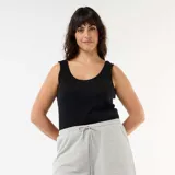 Musculosa de canalé color negro, con escote redondo y diseño ajustado.