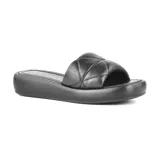 Sandalia de plataforma color beige, con tira ancha acolchada y pespuntes en forma de rombos.