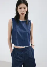 Short de denim azul oscuro de tiro alto, con bolsillos y detalle de bordado blanco en el borde inferior.
