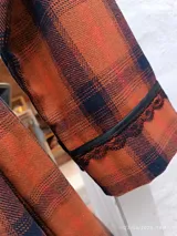 Bata de dormir larga a cuadros color naranja y azul marino, con cuello smoking, cinturón ajustable y bolsillos laterales.