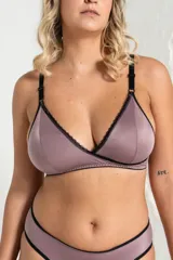 Soutien básico cruzado color lila, sin aro, confeccionado en lycra con detalle de puntilla negra. Breteles elásticos regulables y broche regulable en la espalda.