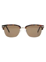 Lentes de sol estilo clubmaster con marco superior de acetato en estampado carey y puente y aros inferiores metálicos en tono dorado. Posee cristales polarizados color marrón con protección UV.