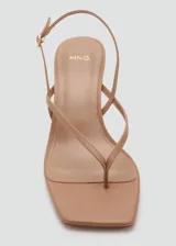 Sandalias de tacón fino y punta cuadrada, color tostado, con diseño de tiras en el empeine estilo thong y tira ajustable en el talón con hebilla metálica.