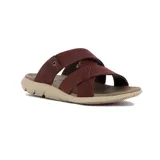 Sandalia de hombre color marrón oscuro con tiras cruzadas de material sintético y suela gruesa de goma en tono beige.