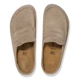 Mocasines tipo zueco de gamuza color taupe, con diseño de puntera redondeada, costuras decorativas y suela de goma oscura.