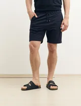 Bermuda de algodón con cintura elástica y cordón de ajuste, de corte recto y diseño liso.