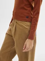 Remera de manga larga con cuello a la base, confeccionada en tejido acanalado con calce al cuerpo y diseño tipo crop.