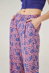 Pantalon de tiro alto con estampado floral en tonos rosados y azules, de corte recto y confeccionado en viscosa.