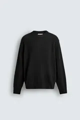 Jersey de punto con corte regular fit, cuello redondo y manga larga. Presenta un diseño de textura acanalada con acabados en rib en puños y bajo.