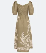 Vestido midi de lino color beige con estampado de follaje blanco, escote corazón con lazo, mangas 3/4 abullonadas y lastex en la espalda.