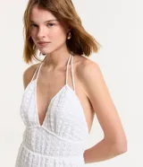 Vestido midi blanco de encaje con escote en V, espalda abierta y lazos traseros.