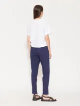 Pantalón babucha color borgoña, confeccionado en algodón liviano. Presenta cintura elastizada con cordón ajustable, bolsillos laterales y botamangas levemente entalladas.