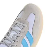 Championes urbanos Adidas Barreda Decode, con diseño inspirado en modelos retro. Presentan un exterior que combina paneles de gamuza gris claro y nylon blanco, con las icónicas tres tiras en color celeste. Incluyen una suela de goma translúcida y detalles en naranja en la lengüeta y el talón.