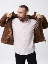 Campera biker de cuero color marrón, con cuello mao, cierre frontal metálico, bolsillo en el pecho con cierre y bolsillos laterales.