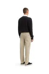 Pantalón chino color beige de gabardina con corte tapered, tiro medio y cierre con cremallera.