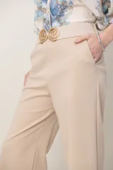 Pantalón de corte recto y tiro alto, color azul marino, confeccionado en mezcla de algodón y elastano, con cintura elástica y bolsillos laterales.