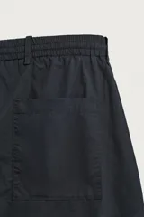 Pantalón straight fit color negro, confeccionado en popelín de algodón, con cintura elástica y bolsillos frontales.