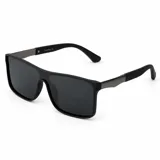 Lentes de sol polarizados con armazón negro mate, formato rectangular envolvente y patillas combinadas en metal gris oscuro y negro.