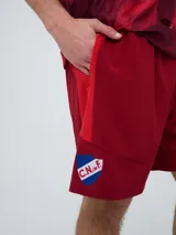 Short de entrenamiento Umbro del Club Nacional de Football, color bordó, de corte deportivo y tejido ligero de secado rápido.