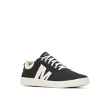 Championes Merrell modelo Cygnet Canvas para hombre, de lona negra con una gran "M" blanca en el lateral, suela de goma blanca y cordones blancos.