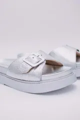 Sandalias veganas color beige con plataforma y hebilla decorativa.