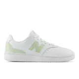 Championes New Balance modelo 80, color blanco con detalles en verde menta en el logo lateral y el talón.
