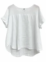 Blusa blanca de corte holgado, con mangas cortas con vuelta y diseño asimétrico más largo en la parte trasera. Presenta un panel superior de tejido liviano y cuerpo de lino.