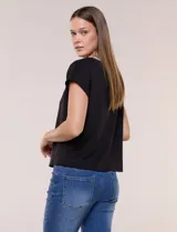 Blusa de silueta recta confeccionada en crepe elastizado, color negro, con escote a la base destacado con una delicada tira aplicada de perlas y cuentas, mangas cortas dollman y ruedo recto.