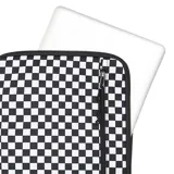 Funda para laptop Vans con estampado a cuadros en blanco y negro, y base en color negro. Cuenta con cierre principal y bolsillo frontal con cierre.