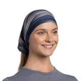 Cuello tubular multifuncional Buff Original Ecostretch con diseño de pinceladas horizontales en tonos azul marino, gris, blanco y ocre.