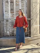 Sandalias de cuero con plataforma, color marrón con tira dorada sobre los dedos y tobillera marrón con hebilla.