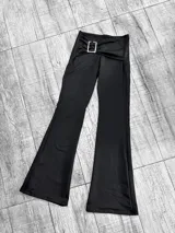 Pantalón negro tipo calza con lycra y corte acampanado.
