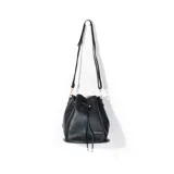 Bolso tipo bucket negro con correa larga ajustable y cierre con cordón ajustable.