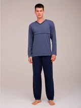 Pijama de hombre color azul, compuesto por una remera de manga larga con cuello en V y un pantalón largo liso.