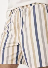 Short de tela con estampado a rayas verticales en tonos blanco, rojo y azul. Tiene cintura elástica con cordón ajustable y bolsillos laterales.