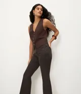 Pantalón de jean modelo cropped flare, de tiro medio, con cintura con trabillas, cierre frontal con botón y cremallera, bolsillos funcionales delanteros y bolsillos traseros aplicados.