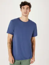 Camiseta de corte regular y cuello redondo, de manga corta, en color azul.