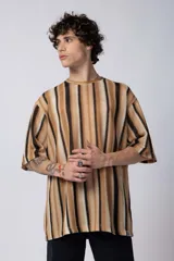 Remera de tejido tipo crochet con diseño de rayas verticales en tonos tierra, beige y negro. Presenta un corte oversize con mangas cortas y cuello redondo.
