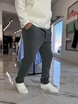 Pantalón de jogging gris oscuro de corte recto, con bolsillos laterales y cintura elástica.